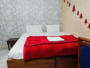 Standard Double Room | Free WiFi, bed sheets