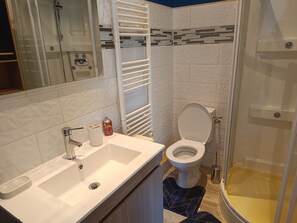 タオル、石鹸、トイレットペーパー