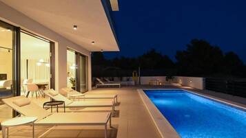 Villa (Five bedroom Villa with Terrace and S) | Buitenzwembad | Een seizoensgebonden buitenzwembad en parasols bij het zwembad