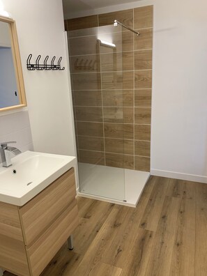 Douche, sèche-cheveux, papier toilette
