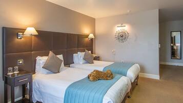 1 bedroom, individually decorated, individually furnished, desk