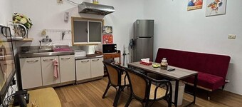 位於安平觀光區正中心，寵物友善，古堡街122巷8號前有免費停車場，王城路周遭可合法停車
