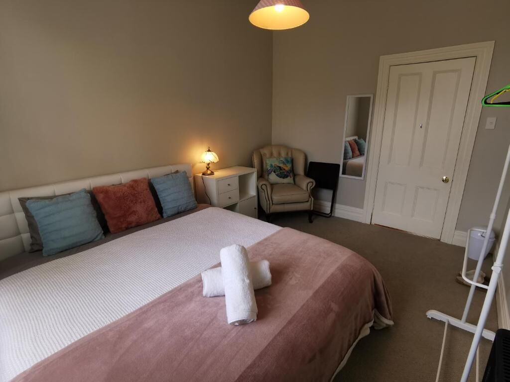 5 bedrooms, iron/ironing board, free WiFi, bed sheets