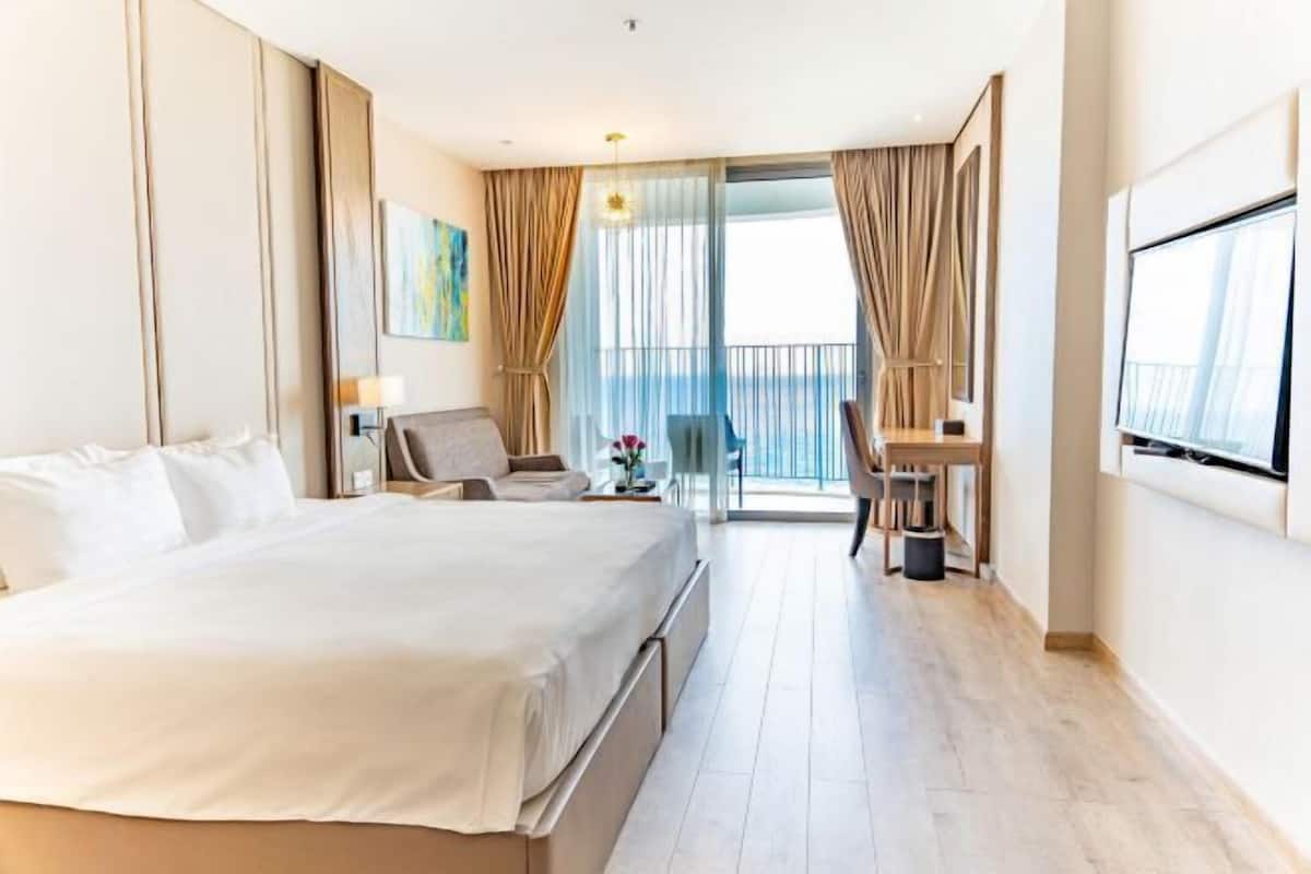 1 bedroom, hypo-allergenic bedding, desk, laptop workspace