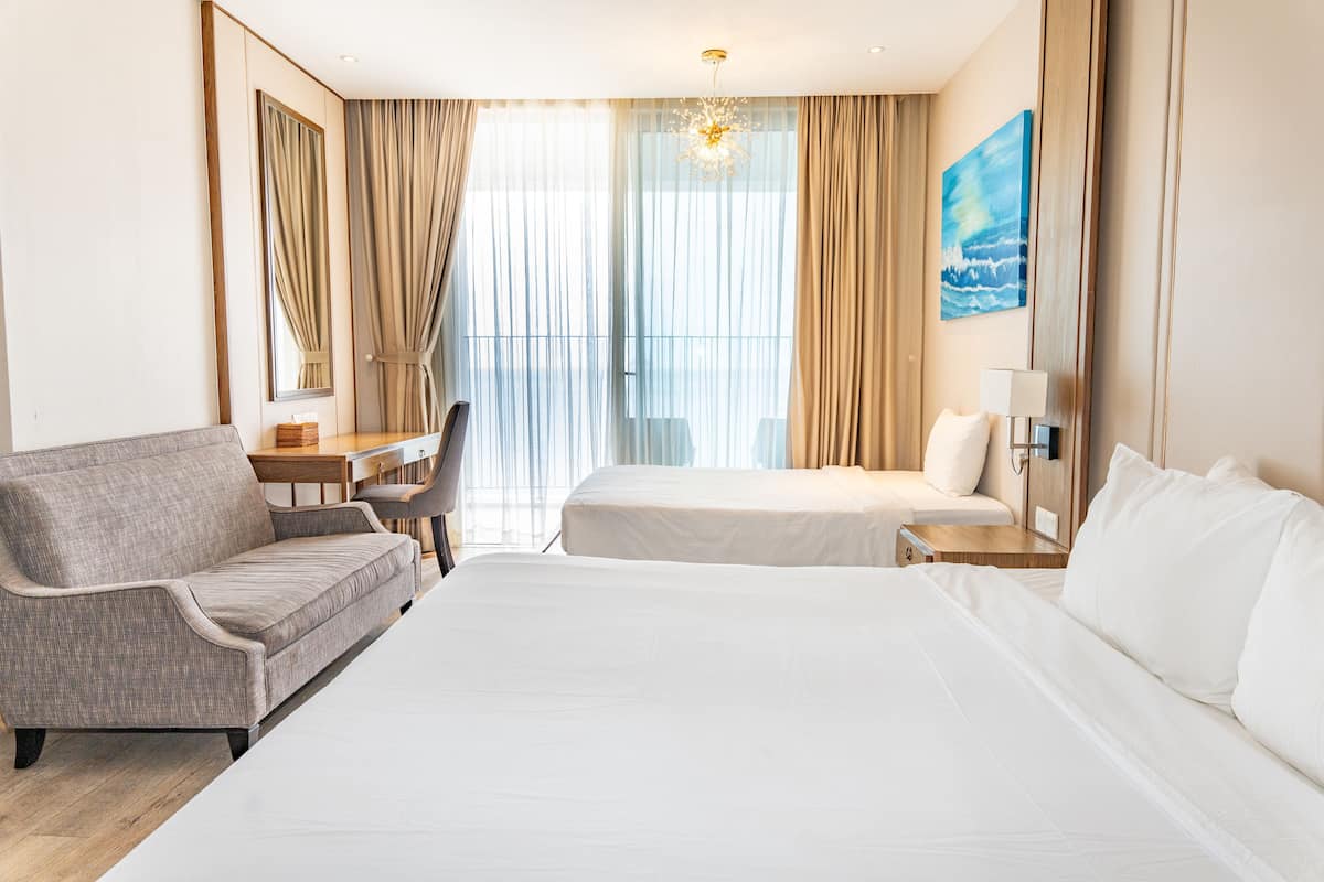 Habitación familiar, balcón, vistas al mar | Ropa de cama hipoalergénica y escritorio