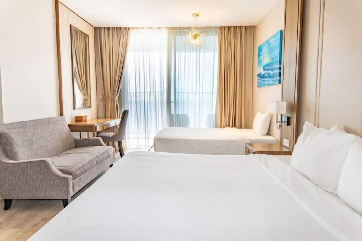 1 bedroom, hypo-allergenic bedding, desk, laptop workspace