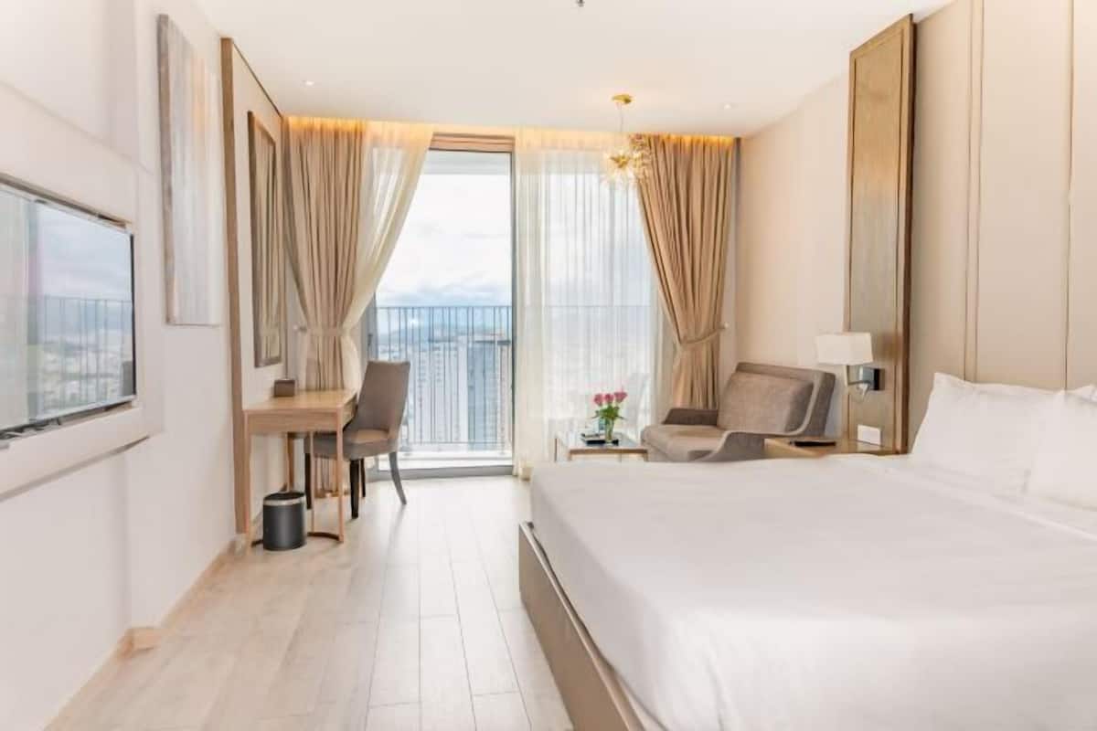 1 bedroom, hypo-allergenic bedding, desk, laptop workspace
