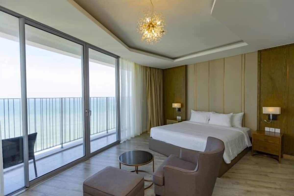 1 bedroom, hypo-allergenic bedding, desk, laptop workspace