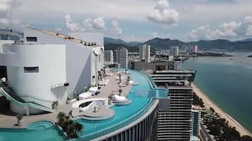 2 outdoor pools, pool loungers