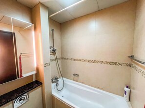 Estudio clásico, balcón, vistas a la ciudad | Baño | Bañera, secador de pelo, toallas y papel higiénico