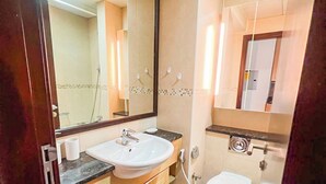Classic Studio, Balcony, City View | Bathroom | Bathtub, hair dryer, towels, toilet paper - Yogi - Chic Studio with City Views in Goldcrest Views (Dubai)
