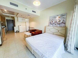 Studio Klasik, balkon, pemandangan kota | Dilengkapi dengan perabotan berbeda-beda dan setrika/meja setrika