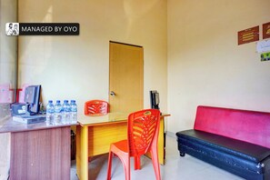 Reception - Hotel O Helvetia Near Plaza Millenium Formerly Sunny Inn (Medan)