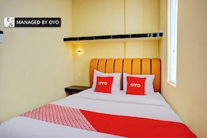 Deluxe Double Room | Desk, free WiFi, bed sheets - Hotel O Helvetia Near Plaza Millenium Formerly Sunny Inn (Medan)