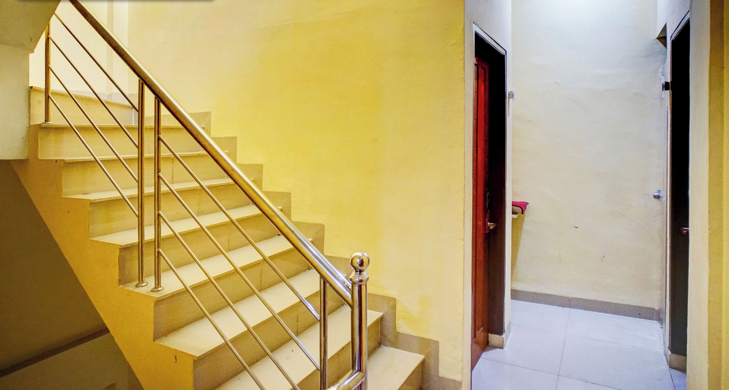 Un escalier avec des rampes en métal menant à un palier.