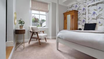 8 bedrooms, desk, iron/ironing board, WiFi