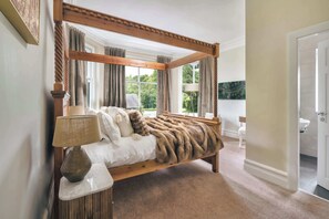 8 bedrooms, desk, iron/ironing board, WiFi - Rosemount Lake District Townhouse with Hot Tub (Windermere)