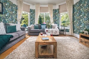 TV, offices - Rosemount Lake District Townhouse with Hot Tub (Windermere)