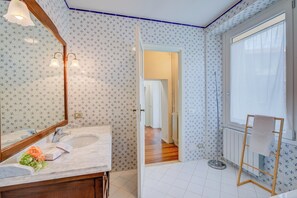 Familienvilla, Mehrere Schlafzimmer, 2 Bäder, Bergseite (Villa Tagini Timeless Elegance and) | Badezimmer