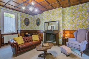 Familievilla - flere soveværelser - 2 badeværelser - ved bjerg (Villa Tagini Timeless Elegance and) | Opholdsområde | Fladskærms-tv, pejs