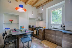 Fridge, microwave, oven, stovetop - Villa Tagini 10 minutes from Stresa (Brovello-Carpugnino)