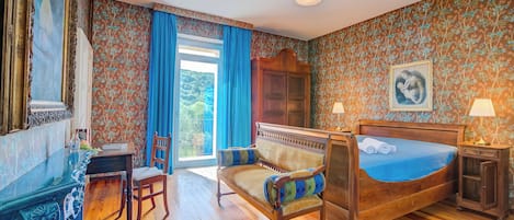 Biệt thự dành cho gia đình, 4 phòng ngủ, 2 phòng tắm, cạnh núi (Villa Tagini 10 minutes from Stresa) | 4 phòng ngủ, khu vực làm việc phù hợp cho laptop