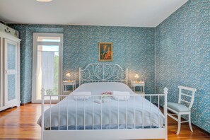 Familienvilla, Mehrere Schlafzimmer, 2 Bäder, Bergseite (Elegant Historic Villa,Garden,few min) | 4 Schlafzimmer, laptopgeeigneter Arbeitsplatz, Bügeleisen/Bügelbrett
