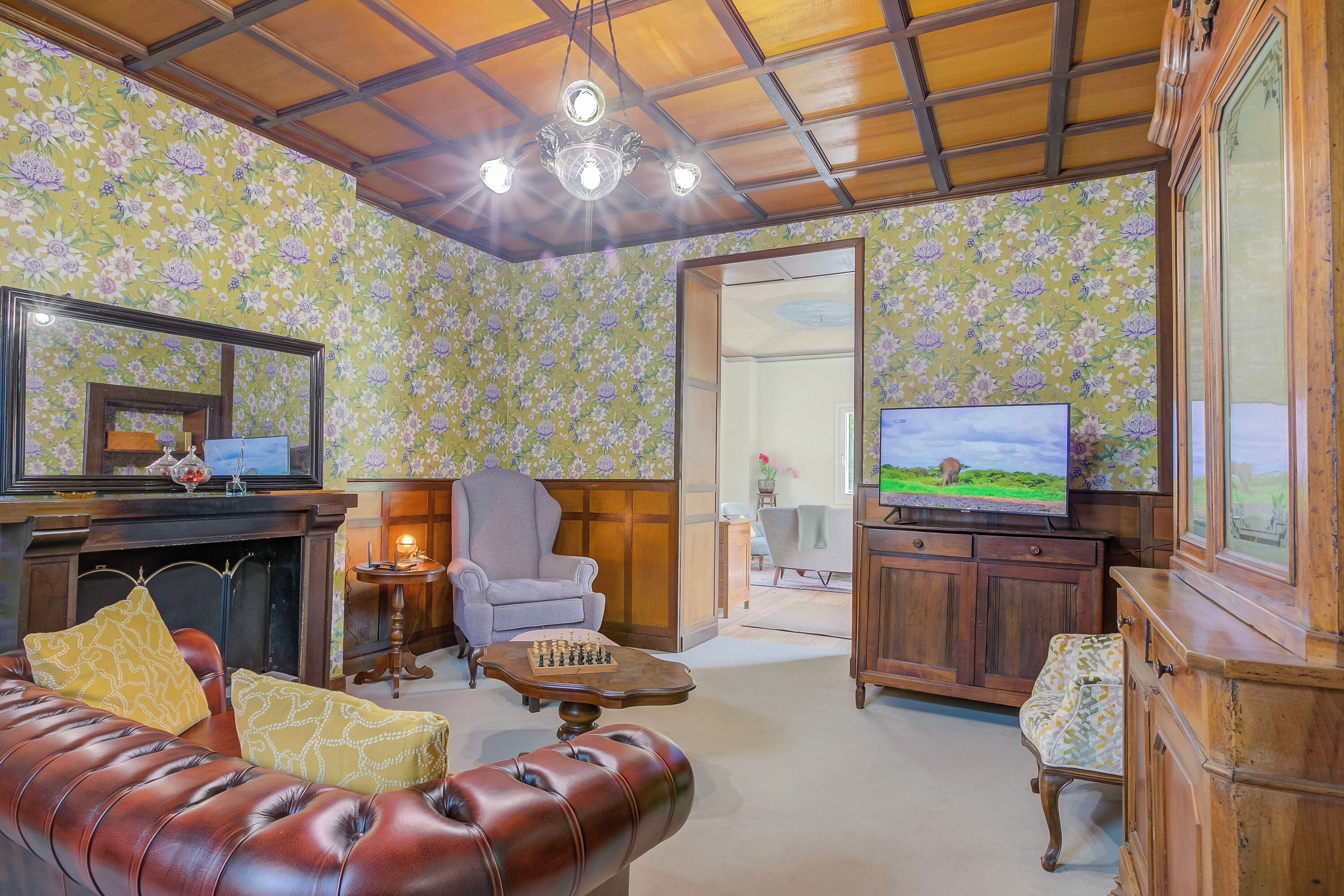 Familienvilla, Mehrere Schlafzimmer, 2 Bäder, Bergseite (Elegant Historic Villa,Garden,few min) | Wohnbereich | Flachbildfernseher, Kamin