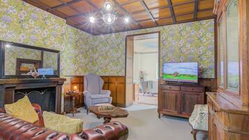 Familienvilla, Mehrere Schlafzimmer, 2 Bäder, Bergseite (Elegant Historic Villa,Garden,few min) | Wohnbereich | Flachbildfernseher, Kamin
