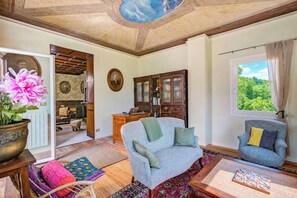 Familie villa, 4 slaapkamers, 2 badkamers, uitzicht op gebergte (Villa Tagini: Restored 1888 Villa) | Woonruimte | Flatscreentelevisie
