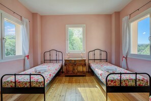 Vila Keluarga, beberapa kamar, 2 kamar mandi, tepi gunung (Villa Tagini Timeless Elegance and) | 4 kamar tidur, ruang kerja ramah laptop, dan setrika/meja setrika