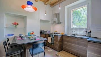 Familienvilla, Mehrere Schlafzimmer, 2 Bäder, Bergseite (Elegant Historic Villa,Garden,few min) | Eigene Küche | Kühlschrank, Mikrowelle, Ofen, Herdplatte