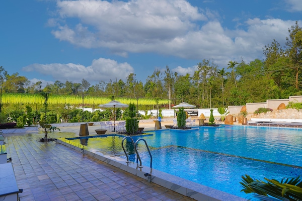 Hồ bơi ngoài trời