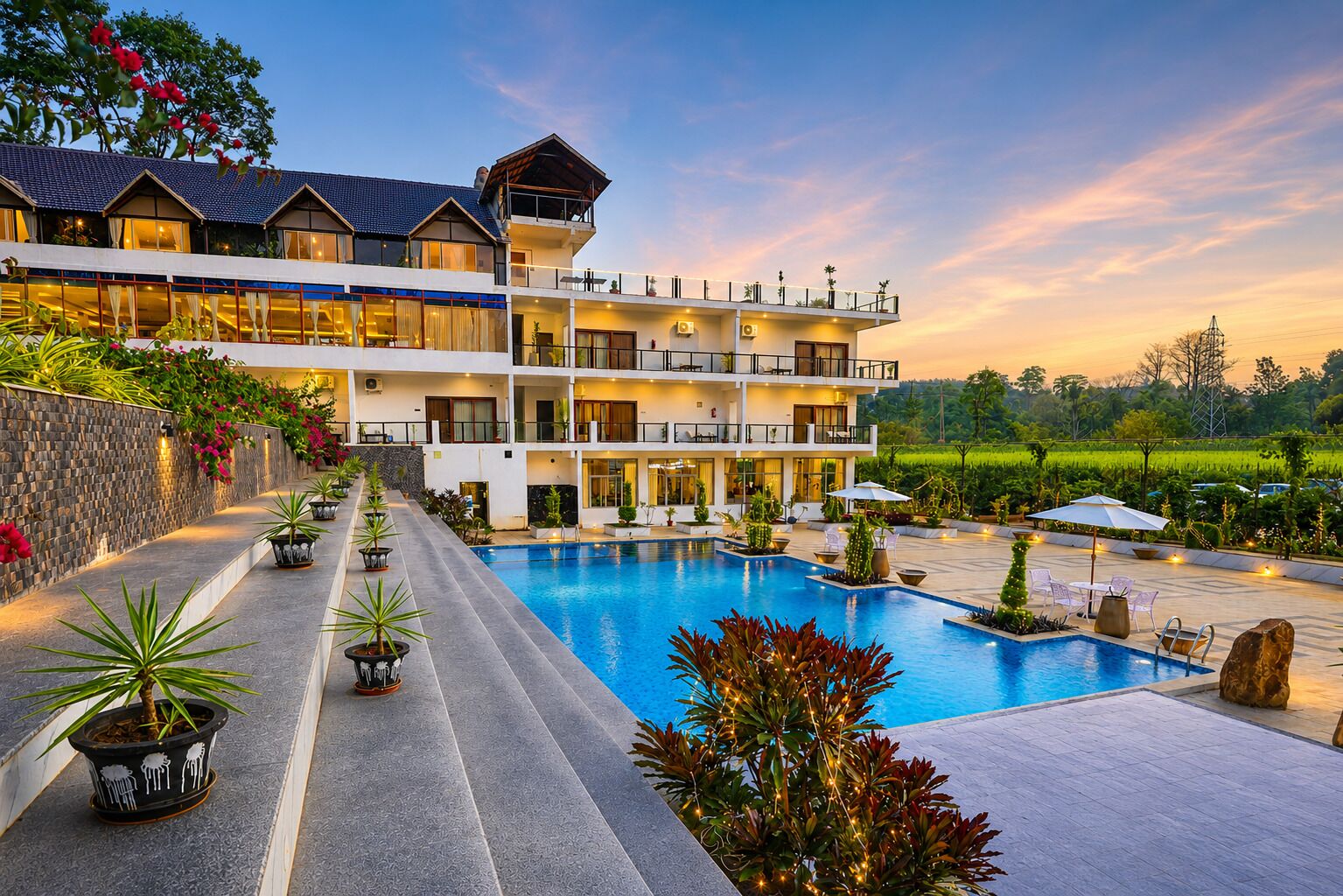 Una piscina al aire libre