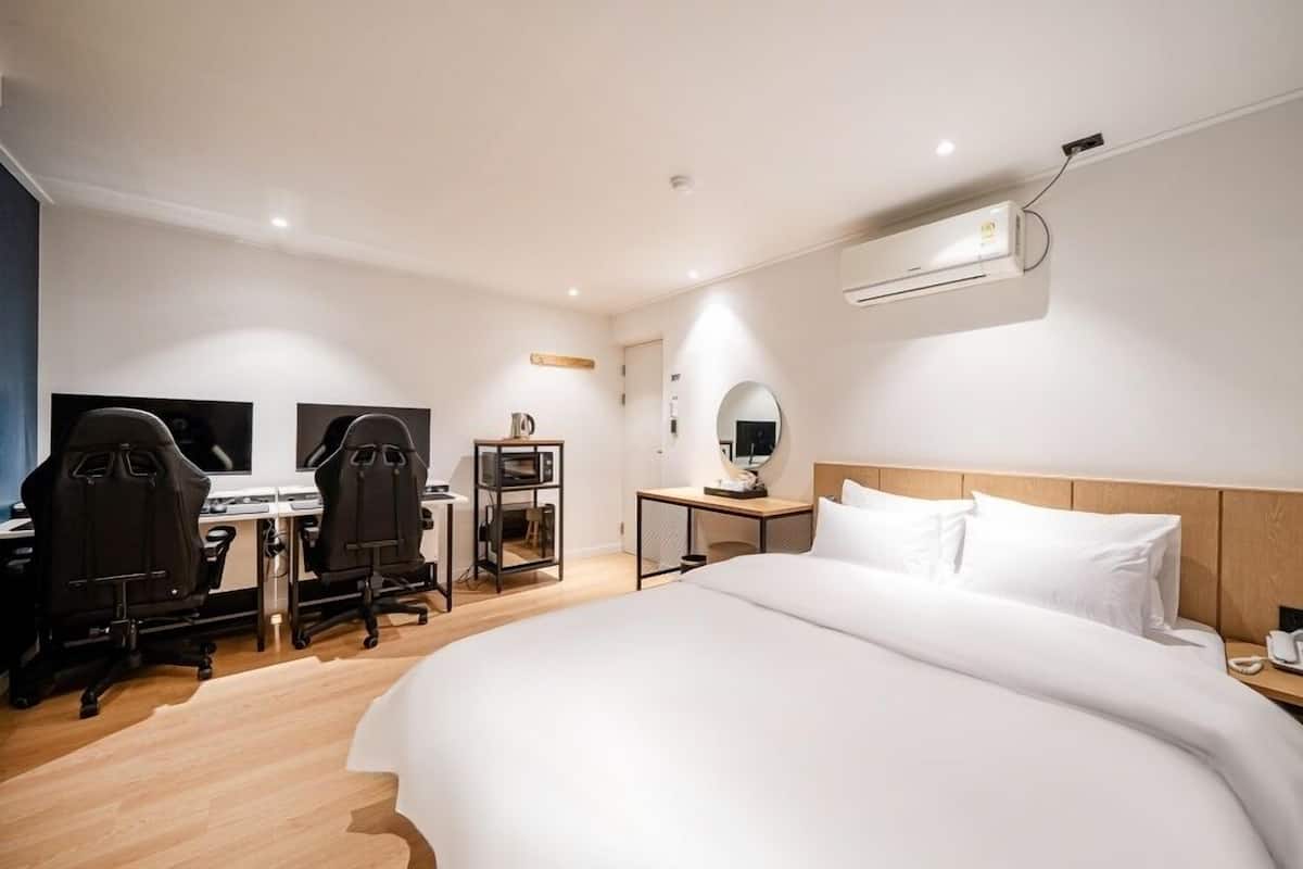 Free WiFi, bed sheets