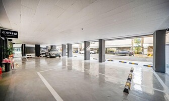 Un estacionamiento con varios niveles, señalización clara y suelo limpio y bien conservado.