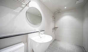 Deluxe Room | Bathroom | Shower, slippers, towels