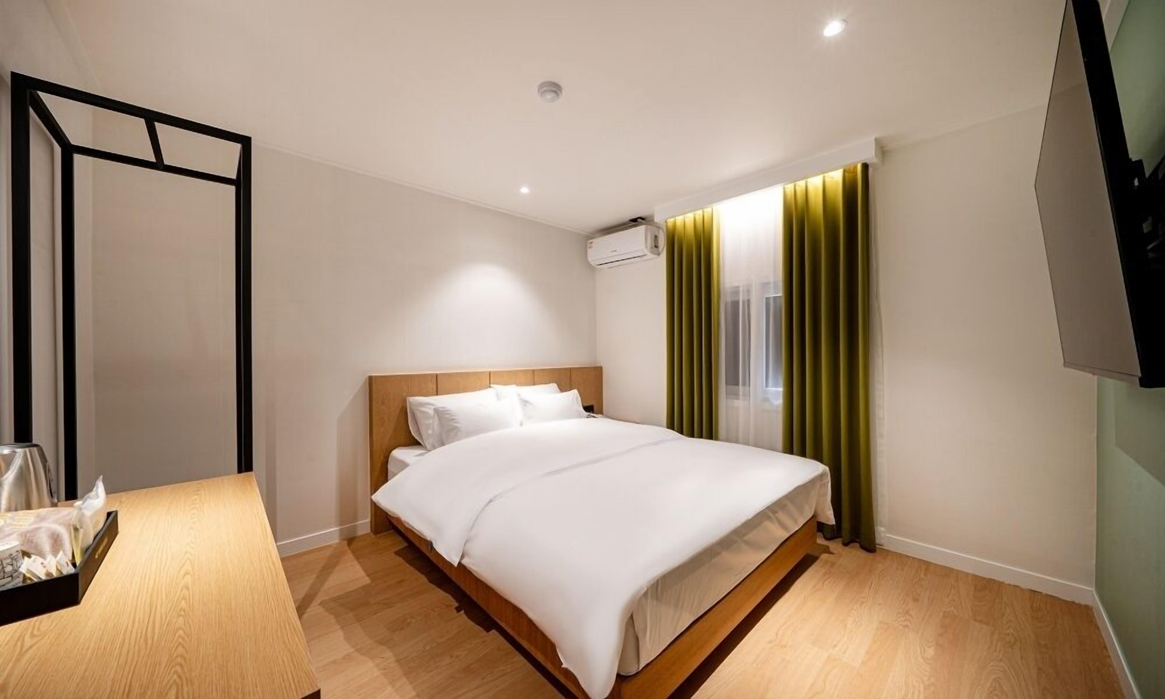 Suite | Free WiFi, bed sheets