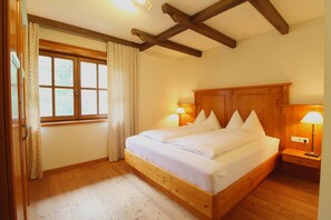 2 habitaciones, escritorio y tabla de planchar con plancha 