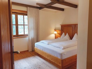 2 Schlafzimmer, Schreibtisch, Bügeleisen/Bügelbrett, Reisekinderbett