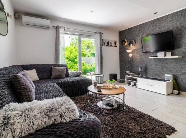 House (Six Bedroom Holiday Home) | Living room | 32-inch flat-screen TV with digital channels - Holiday Home Sunny Side (Kastela)