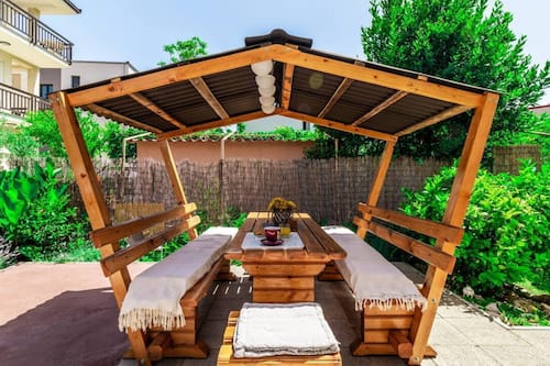 House (Six Bedroom Holiday Home) | Lounge