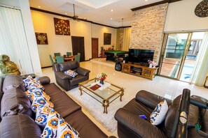 Smart TV, DVD player, books, stereo - Family friendly Private villa with Private Pool near Jomtien Beach, Pattaya. (Muang Pattaya)
