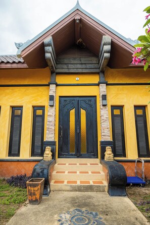 Exterior detail - Family friendly Private villa with Private Pool near Jomtien Beach, Pattaya. (Muang Pattaya)