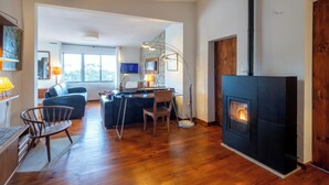 A spacious living area with a fireplace, wooden flooring, and a cozy seating arrangement. - La Entretenida -  View and Sound of the Sea, Next to the Beach. Pet-Friendly. (Doniños Ferrol)
