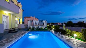 Villa (Villa Ava) | Pool | En säsongsöppen utomhuspool, parasoller och solstolar