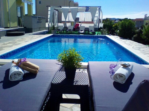 Villa (Villa Ava) | Alberca | Alberca al aire libre por temporada y sombrillas en la alberca 