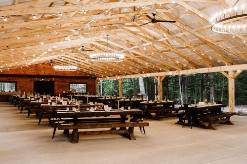 This cabin is a 1 bedroom(s), 1 bathrooms, located in Middle Grove, NY.