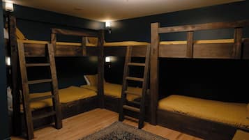 Een strijkplank/strijkijzer, gratis wifi, beddengoed