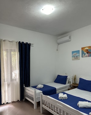 Quarto triplo | Escrivaninha, ferros/tábuas de passar roupa, Wi-Fi de cortesia